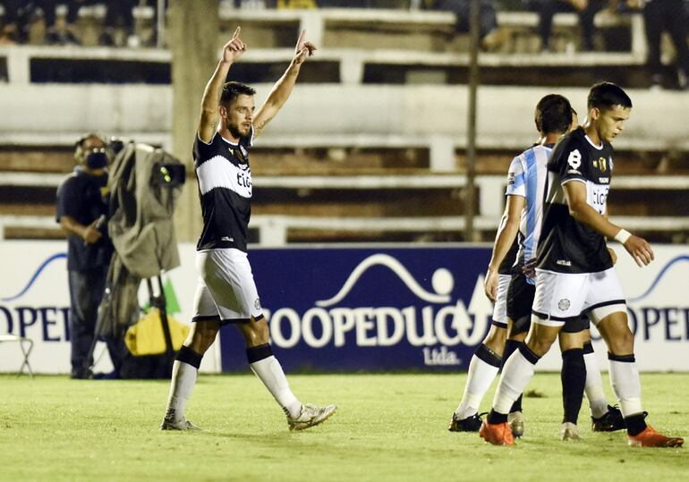 Brazos en alto el festejo de Ale Silva, autor de los dos goles en el triunfo de Olimpia  sobre  Guaireña en el Parque del Guairá.