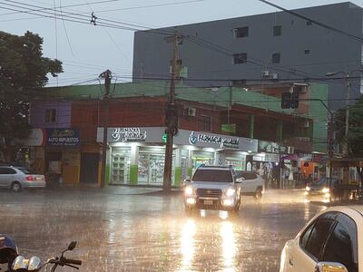 La Dirección de Meteorología anuncia que persistirán las lluvias y tormentas al menos hasta el mediodía.