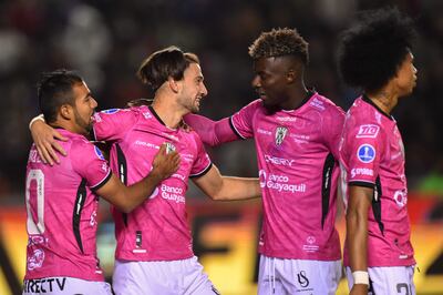 Iván Piedra (2-i) de Independiente celebra un gol hoy, en un partido de las semifinales de la Copa Sudamericana entre Melgar e Independiente del Valle en el estadio Monumental de la UNSA en Arequipa (Perú). EFE/ José Sotomayor Jiménez