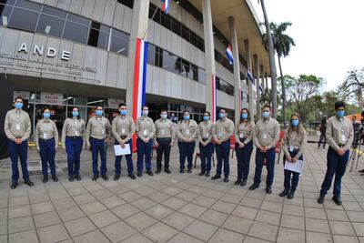Algunos de los 291 nuevos funcionarios de la ANDE, en el acto de bienvenida realizado esta mañana con presencia del presidente de la República, Mario Abdo Benítez.