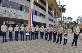 Algunos de los 291 nuevos funcionarios de la ANDE, en el acto de bienvenida realizado esta mañana con presencia del presidente de la República, Mario Abdo Benítez.