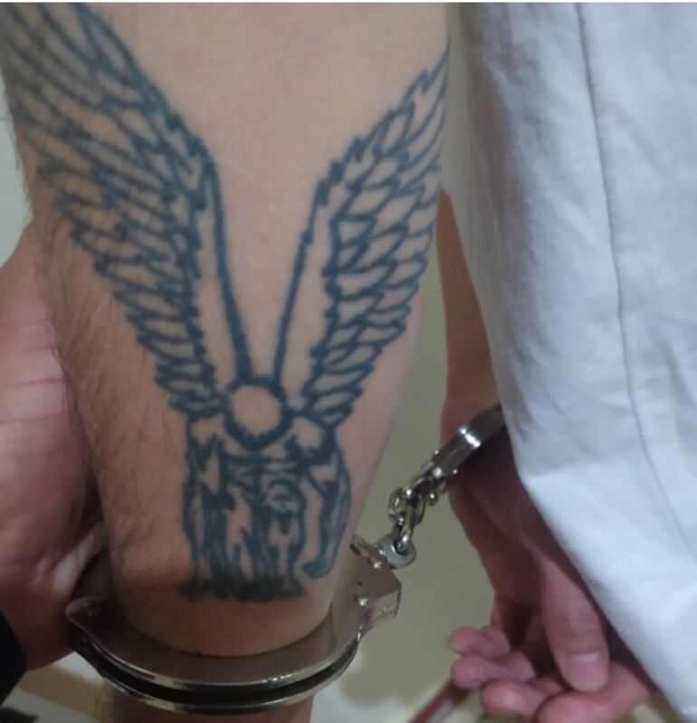 Por diseño de tatuaje podrían implicar a joven con facción del Comando Vermelho.