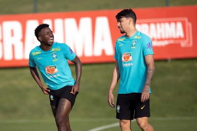 Fotografía cedida por la Confederación Brasileña de Fútbol (CBF) de los jugadores Vinicius Jr (i) y Lucas Paquetá en un entrenamiento de la selección brasileña de fútbol en la Granja Comary en Teresópolis (Brasil).