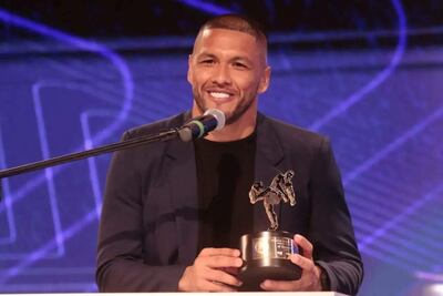 El capitán olimpista Richard Ortiz Bustos (32) con su trofeo de autor del mejor gol del 2022.