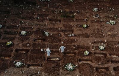 Fotografía tomada con un dron de un entierro de una persona que falleció a causa de la COVID-19, en el cementerio de Caju, en la zona norte de Río de Janeiro (Brasil). Río de Janeiro tiene unos siete millones de habitantes, un número que se eleva a más de 11 millones si se tiene en cuenta a la gente que vive en su área metropolitana. De ellos, más de 1.150 ya perdieron la vida con la pandemia, otros 11.257 están contagiados y cerca de medio millar de personas en estado crítico esperan por un cupo en una unidad de urgencia de la red pública de salud, que ya llegó al tope de su capacidad, según datos oficiales.