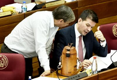 El senador liberal José Ledesma (de pie) junto con el senador y titular de la comisión de Legislación Sergio Godoy (cartista).