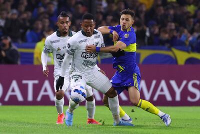 Óscar Romero (d) disputa el balón con Jhon Vázquez, de Cali.