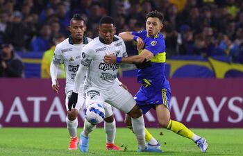 Óscar Romero (d) disputa el balón con Jhon Vázquez, de Cali.