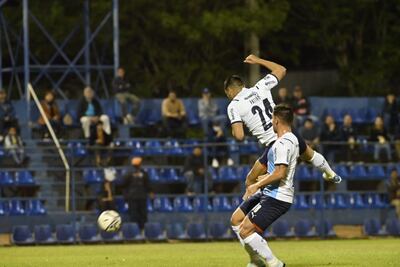 Juan Patiño estuvo muy cerca del gol en esta jugada, su cabezazo se fue afuera