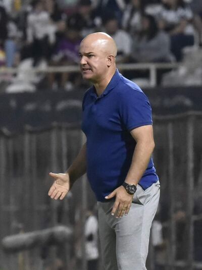 El técnico Fernando Jubero así estuvo anteanoche en Para Uno.
