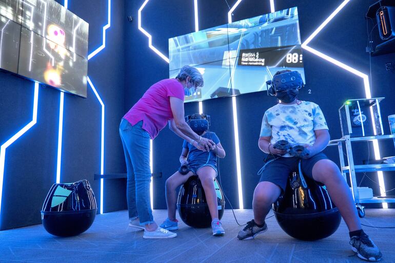 Dos niños juegan en el espacio de Realidad Virtual del Cybrarium.