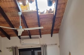 Habitación cuyo techo se desmoronó por la caída de partes de un edificio en construcción, según la denuncia.