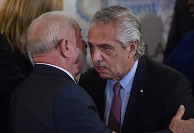 El presidente de Brasil, Luiz Inácio Lula Da silva, habla con el presidente de Argentina, Alberto Fernández, durante la toma de la fotografía grupal oficial en la jornada inaugural de la VII Cumbre de la Celac, en Buenos Aires (Argentina). (EFE)