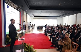 El ex ministro de Agricultura y Ganadería, Dr. Marcos Medina, ahora desde el sector privado, durante su ponencia en la presentación del Sigor Porcino, en el Talleyrand Villa Morra, ante destacadas autoridades, de la UE, OIE, ARP, Senacsa, MAG, Fecoprod, entre otros.