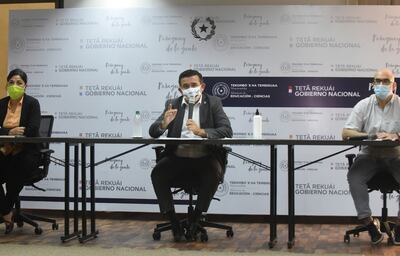 Francisca Monges, de Fedapy, el ministro Eduardo Petta y Cristian Lozzano, de la Fedapar.