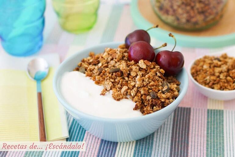 Propuesta de desayuno: frutas, avena, granola, semillas y yogur natural.