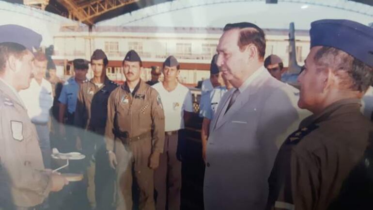 El 3 de febrero del 89, a la tarde, el general Andrés Rodríguez fue a la unidad de caza grupo aerotáctico en donde estan los xavantes y tucanos que participaron en la gesta.