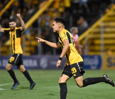 Rodrigo Daniel Amarilla (23 años) celebra su tanto, el primero de Guaraní, el que encaminó a la victoria frente a General Caballero, en la Toldería aurinegra.