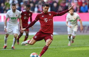Robert Lewandowski anota desde el punto penal el gol del triunfo para Bayern Munich ante Augsburgo. El polaco llegó a su 32° gol, en 29 partidos, en la presente temporada en la Bundesliga.
