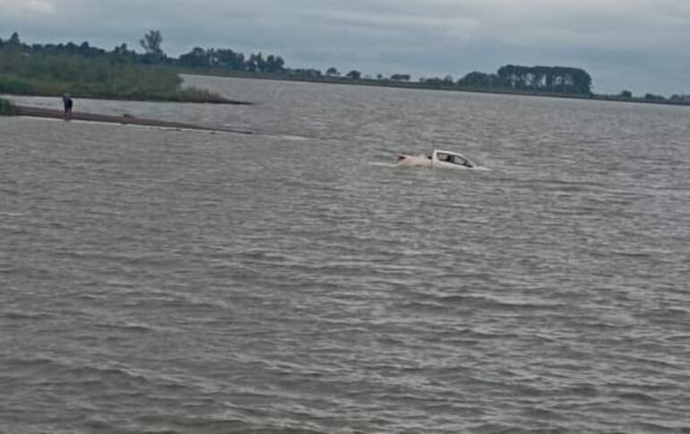 Momentos en que la camioneta todavía era visible en el agua. Con el paso de las horas se fue deslizando por la pendiente hasta perderse por completo.
