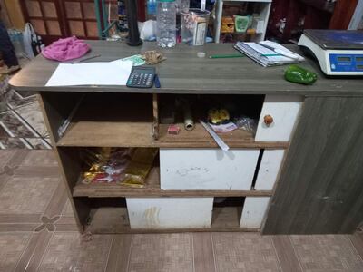 Los delincuentes se alzaron con dinero en efectivo y una computadora portátil.