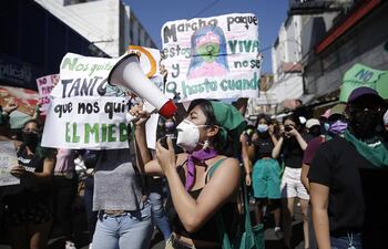 Integrantes de organizaciones de mujeres marcharon ayer domingo en el marco del Día Internacional de la Mujer en San Salvador, El Salvador.