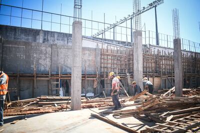 Construcción de las tribunas Sur para 1.500 espectadores. El murallón del estadio Arsenio Erico será demolido en breve para dar paso al espacio de las nuevas graderías.
