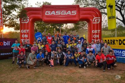 Los destacados de la sexta fecha del Enduro Series Paraguay con sus trofeos en la premiación.