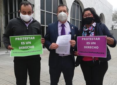 El abogado Guillermo Ferreiro (c.), ayer en los tribunales. Recusaron al tribunal de sentencia y se suspendió el juicio.