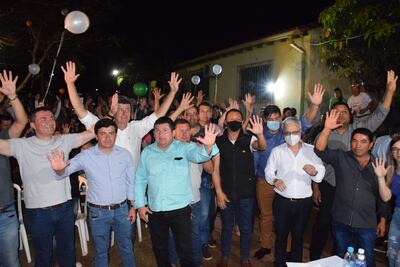 El candidato a intendente de la Alianza Fraterna Nepomucena, Olimpio Rojas, en compañía de sus correligionarios aliancistas.