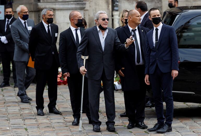El actor Alain Deloin, colega y amigo de Jean-Paul Belmondo, asiste al funeral que celebra hoy la familia del artista en una iglesia de la capital francesa.