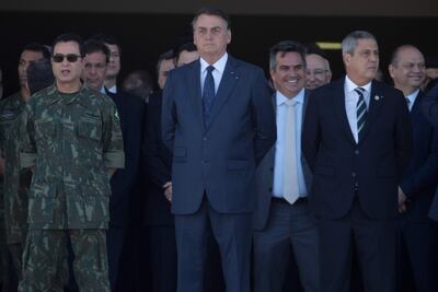 Imagen de referencia. El presidente brasileño, Jair Bolsonaro (c), observa el paso del convoy militar frente al Palacio do Planalto en la entrada principal de la Esplanada dos Ministérios, este martes en la ciudad de Brasilia. El Gobierno brasileño autorizó a las empresas que producen oxígeno medicinal en Brasil a exportar volúmenes solicitados por Bolivia, Paraguay y Uruguay.