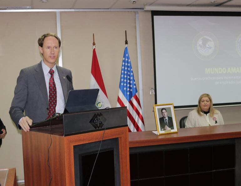 Brian Skaret, asesor legal residente de @USDOJ_Intl de EE.UU. (gentileza).