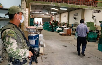 Intervención de la Fiscalía a la fábrica de pinturas ubicada en Mariano Roque Alonso.