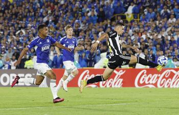 Paulinho (d) de Mineiro patea para anotar un gol, en un partido de la Copa Libertadores entre Millonarios y Atlético Mineiro en el estadio El Campín en Bogotá (Colombia). EFE/ Mauricio Dueñas Castañeda