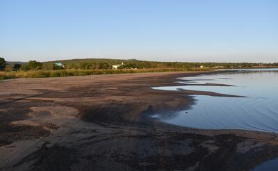 El lago Ypacaraí es el centro de desagüe de varias ciudades que le rodean. Hasta el momento, no recibe una solución a su alto grado de contaminación y bajante.