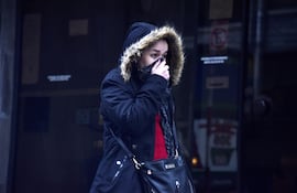 Frío, lluvia, invierno, clima, microcentro, gente abrigada.