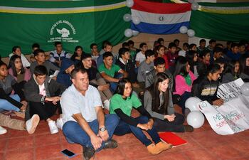 Estudiantes y docentes del Centro Educativo Agroecológico San Isidro Labrador, se manifiestan pacíficamente exigiendo sus derechos al Ministerio de Educación y Ciencias, como también al Ministerio de Agricultura y Ganadería.
