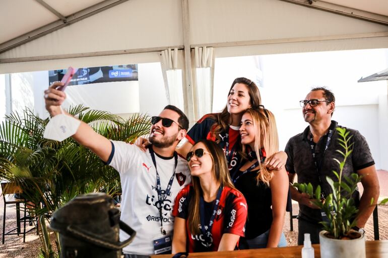 Los fanáticos de Cerro Porteño que fueron premiados por Tigo y vieron  el clásico en el Palco de la Olla