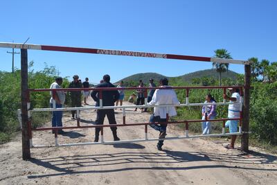 Pobladores manifestados, cerraron el unico camino de acceso a la comunidad