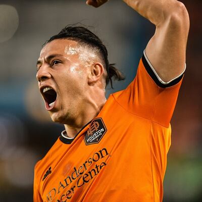 Carlos Sebastián Ferreira grita a todo pulmón el primero de los dos goles que anotó para el Houston Dynamo en la Major League Soccer.