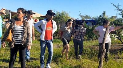 Propietaria de un terreno privado, solicita a 12 familias a desalojar su propiedad, mientras los ocupantes alegan que el lugar está destinado a una plaza municipal, solo que la dueña no transfirió al municipio.