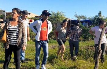 Propietaria de un terreno privado, solicita a 12 familias a desalojar su propiedad, mientras los ocupantes alegan que el lugar está destinado a una plaza municipal, solo que la dueña no transfirió al municipio.