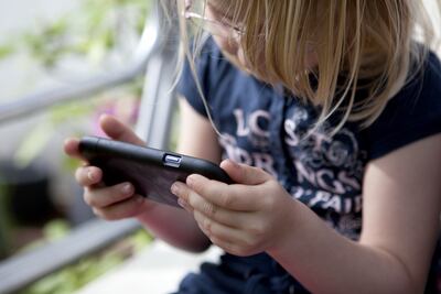 El móvil no es un dispositivo inofensivo. El Cybergrooming puede afectar tanto a niñas como niños.