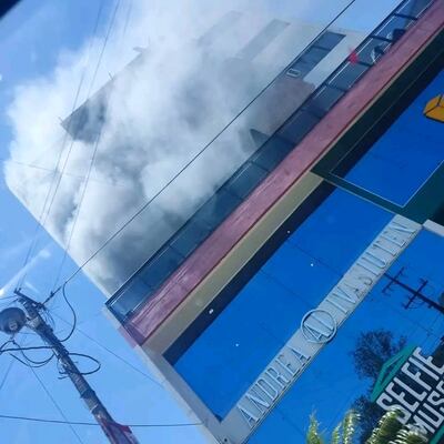 Edificio donde se presentó el incidente, la gran humareda alertó a los vecinos que actuaron a tiempo.