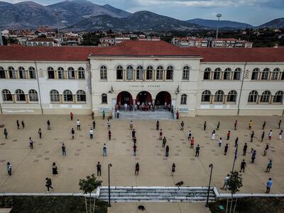 Alumnos de secundaria guardan distancia en el primer día de clases en Drama, Grecia.