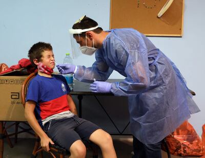 Un enfermero hisopa a un niño en Israel.