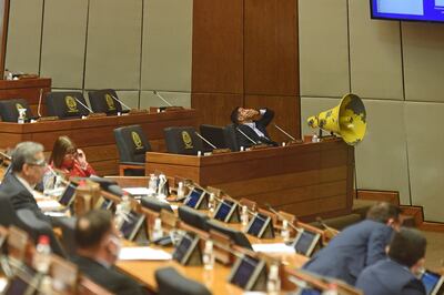 El diputado Jorge Brítez (independiente) ayer a modo de reclamo colocó un parlante amarillo en su banca para exigir al Gobierno la apertura del Puente de la Amistad.