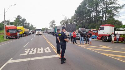 Camiones de gran porte son detenidos por los manifestantes en Itapúa, km 15 de la Ruta PY01