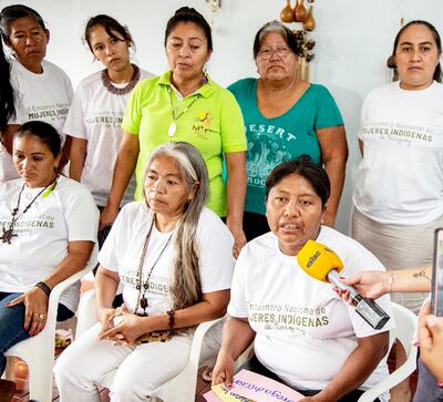 Las dirigentes indígenas Jacinta Pereira y Lina López, junto con otras compañeras del MIPY.